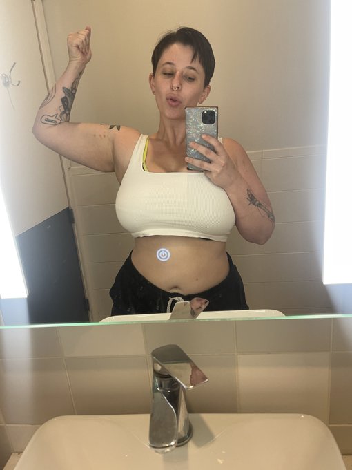 Back in the gym for the first time in a week ☺️ https://t.co/sb1RRE9Gjb