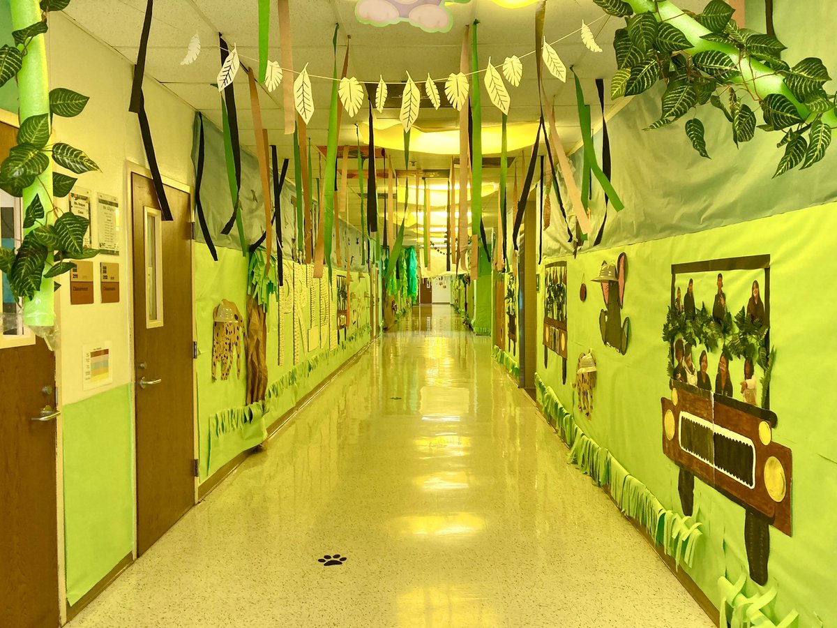 MolinaHigh's tweet photo. Homecoming fever in full effect! @TeamDallasISD @SHussainDISD @Educ8torHicks @shenevawash @EmilyBrokaw2 @JacobNunez27 @BrendaBarrera04 @Coachbru3 @coach_brockett8 @molina_btech @YeIbarra07 @XCJagsMHS @MolinaHSLibrary @molinahsats @ASPMolina @AlumniMolina https://t.co/Wlx2GSiRt9