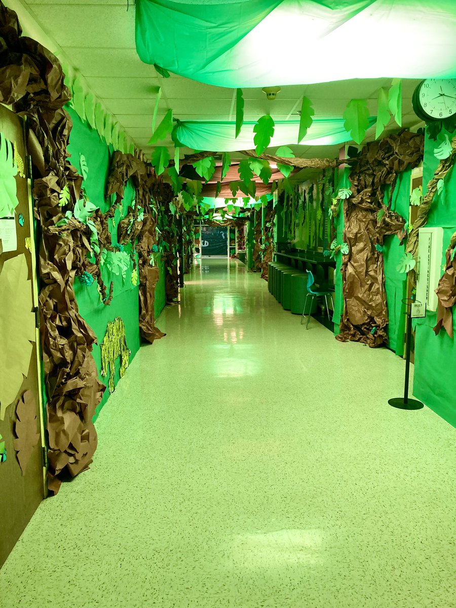 MolinaHigh's tweet photo. Homecoming fever in full effect! @TeamDallasISD @SHussainDISD @Educ8torHicks @shenevawash @EmilyBrokaw2 @JacobNunez27 @BrendaBarrera04 @Coachbru3 @coach_brockett8 @molina_btech @YeIbarra07 @XCJagsMHS @MolinaHSLibrary @molinahsats @ASPMolina @AlumniMolina https://t.co/Wlx2GSiRt9