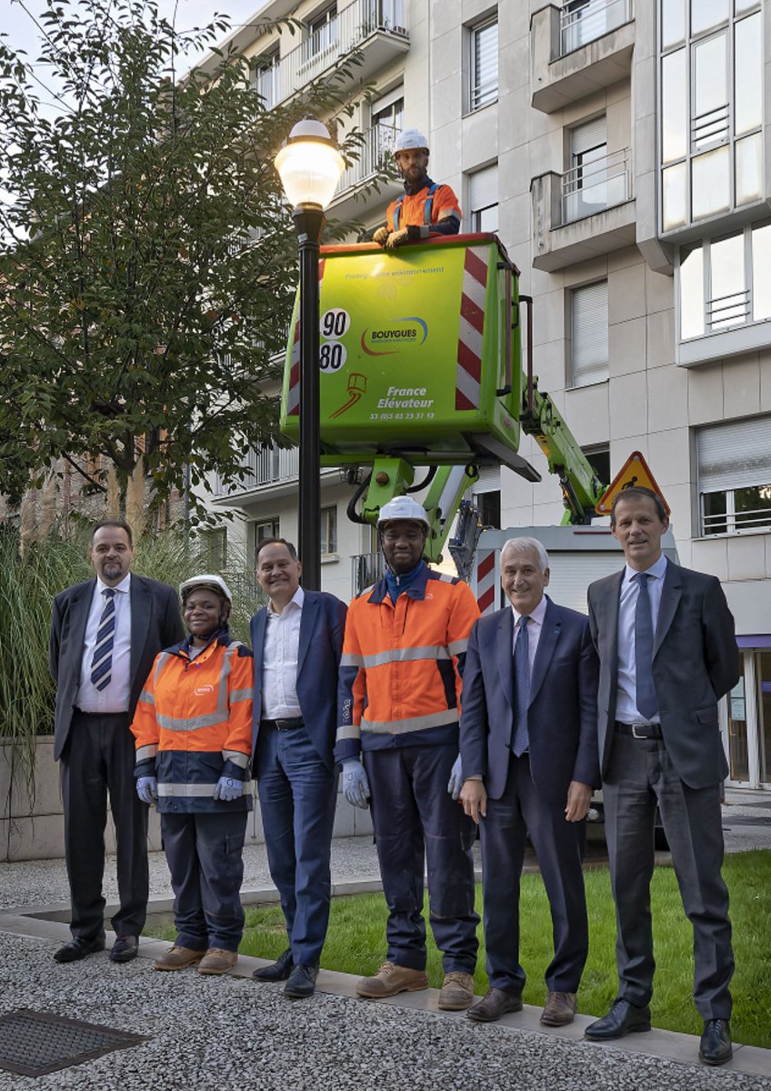 Bouygues_ES's tweet photo. 🟢 Pose du dernier luminaire LED de Boulogne-Billancourt et Sèvres.
Des travaux lancés en 2008 qui s’inscrivent dans une démarche forte de #sobrieteenergetique et permettent à @GPSO_SeineOuest d’anticiper les réponses à la crise actuelle.
#TogetherFurtherForClimate #territoires https://t.co/0G7JYsS4vd
