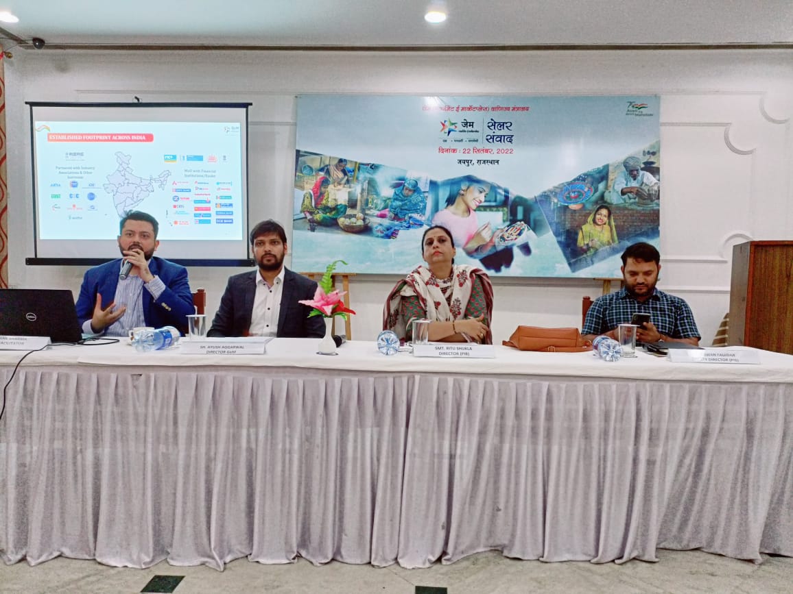 PIBJaipur's tweet photo. आज जयपुर में @PIBJaipur व @GeM_India द्वारा #GeMSellerSamvad का आयोजन किया गया। इस संवाद में #GeM पर व्यवसाय करने वाले विक्रेताओं ने भाग लिया। इस अवसर पर जैम की तरफ़ से श्री आयुष अग्रवाल और श्री शशांक शर्मा उपस्थित रहे।
#AtmanirbharBharat https://t.co/vcMvVzYU77