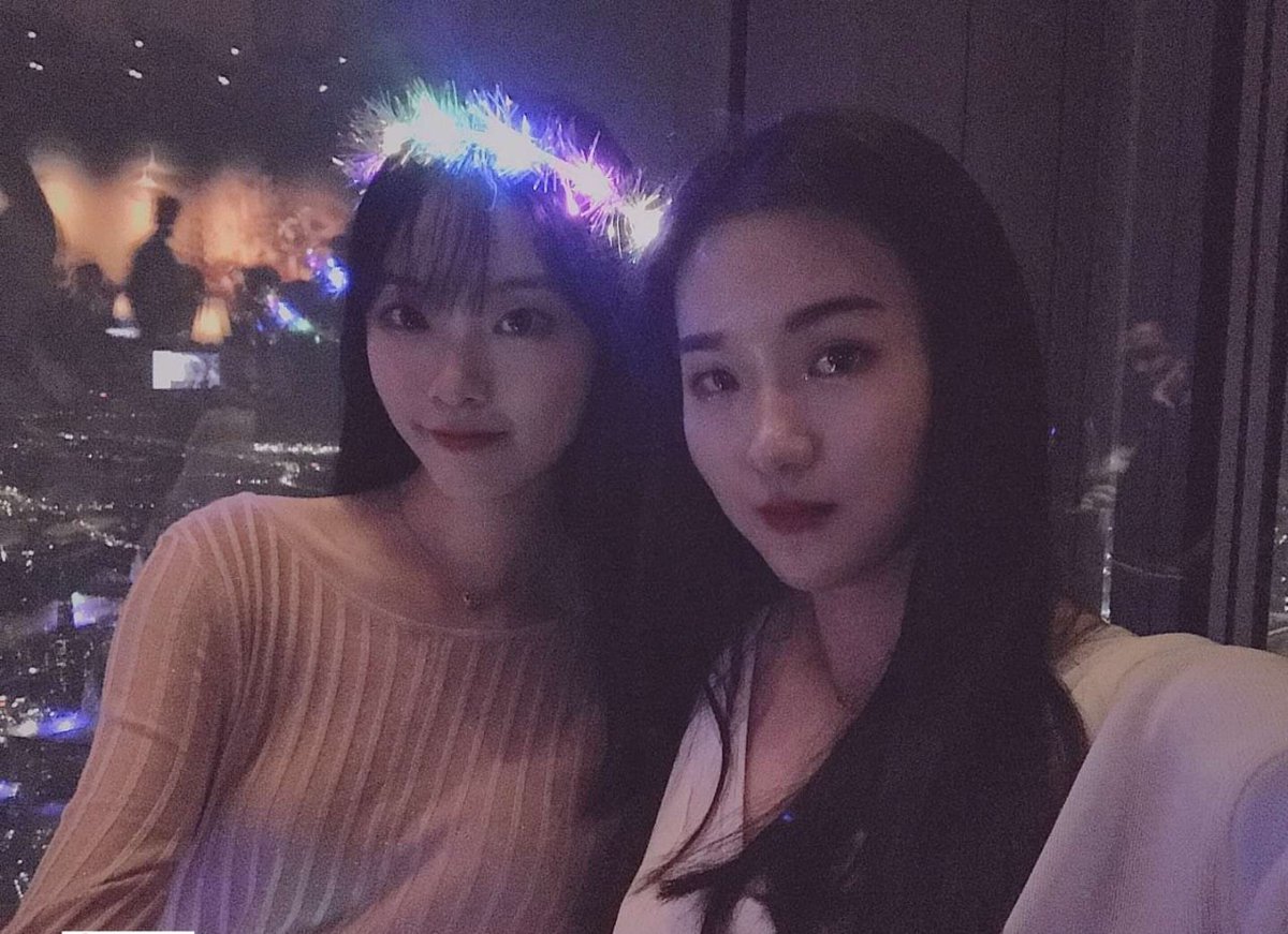 DOM78490694's tweet photo. 外表长相清纯衣着得体讲话都不吐脏字，要么是乖萌小女生或是冰霜小御姐，可却猜不到是怎样下贱地伸着舌头流着口水跪着给主人吃鸡巴舔脚趾舔屁眼的，是怎样迫不及待褪去湿透的内裤，扒开水啷唧的骚穴屁眼求陌生男踩在脚下用精液灌满，怎样晃着奶子硬着奶头扣着骚比汪汪叫着爸爸贱狗当婊子玩弄的 #反差婊 https://t.co/dCqTRRtOUy