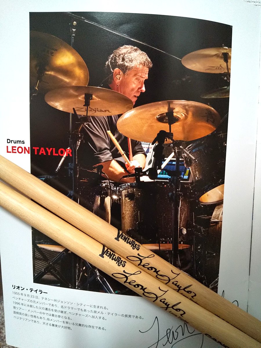 1umjM8Tra28X8Ys's tweet photo. Happy Birthday, Leon!
本日9月23日は、現在のベンチャーズのドラマーであるリオン・テイラーさんの誕生日です。
父親のメルからドラマーの座を受け継いで四半世紀あまり。
オリジナリティと伝統をしっかり兼ね備えた格好良いドラムプレイは最高です!♪
#LeonTaylor
#ベンチャーズ
#TheVentures https://t.co/Zwt0s32eYR