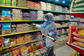 Aleesha14672941's tweet photo. If salaries are not matched to reflect the rising prices of groceries, gas, rent, it becomes more difficult for people with minimum wage to manage their living standards,” How People can manage in this situation?
#Control_inflation #CMShahbaz #DCLahore #inflation #EconomicCrisis https://t.co/cCKV5W7bCC