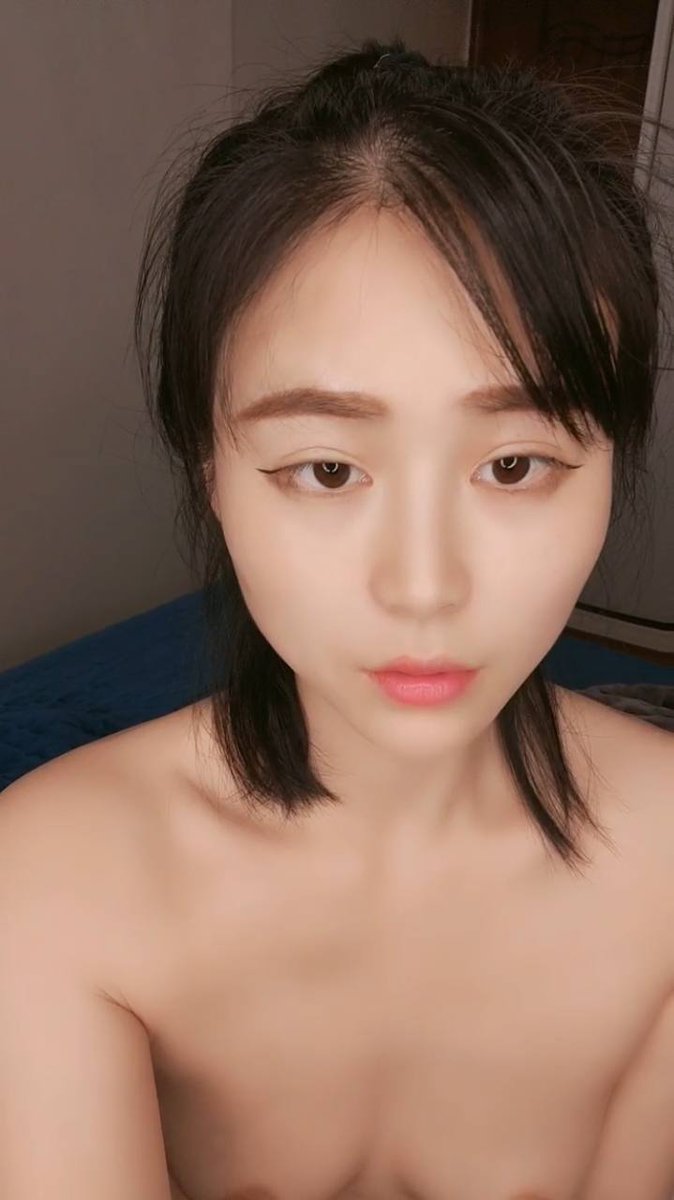 DOM78490694's tweet photo. 年少不知少妇好，如今方知少妇骚。少妇生无疑是一个性欲极高但性生活极度缺乏的群体，尤其是老公草腻不碰的骚逼们，一旦被男人打开，那股骚劲十足。这个少妇水多活好，自慰扣到喷水，叫声淫荡，水超级多，大长腿奶子大，也算是少妇中的极品了。#少妇 #婊子 #背德 #出轨 #烂逼 #喷水 #自慰 #反差 https://t.co/y434WV5Rlu