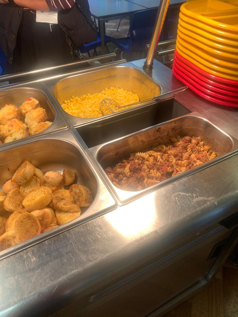 leanne1981jacko's tweet photo. Spaghetti Bolognese and garlic bread was a massive hit with the children today😀.  Please consider sending ur child for a hot meal now the weather is changing and help keep the school kitchen open 😀.  Any questions about school dinners please email or phone the school @A_Y_J_S https://t.co/SlWDAElmTp