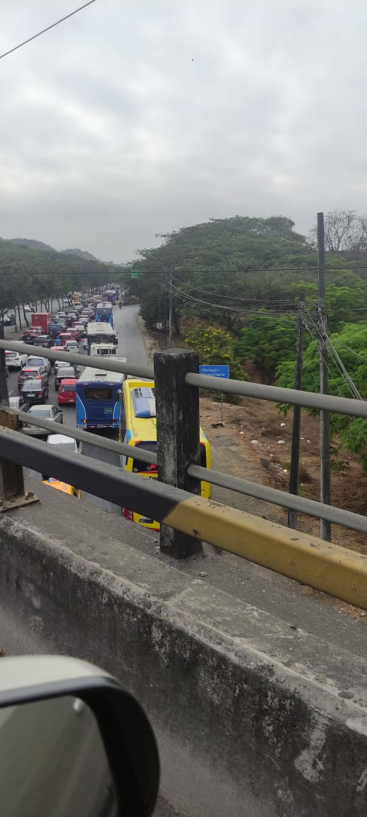 CristbalZurita4's tweet photo. @IdrovoWil @Mar62re @Urb_ViaLaCosta @AntiradarGYE @ATM_Transito @ATMGuayaquil Totalmente de acuerdo Yo vivo a 4 Km lineales, pero para llegar debería recorrer 18 Km para dar el giro x la Perimortal😠 @ViaLaCostaLucha Ustedes @alcaldiagye son los llamados a ejecutar X DIOS. No queremos letreros, necesitamos SOLUCIONES😠 https://t.co/c5QmuGmuXF