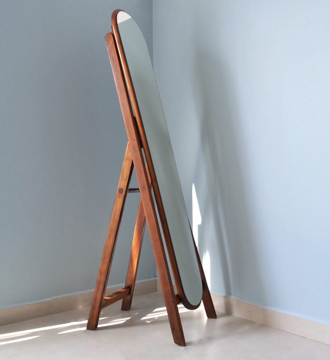 GM 
One of the the first pieces produced by Zagaia’s Studio. 
“Vertical vintage mirror - 2019 - Sold 
#handmade #Upcycled #gm