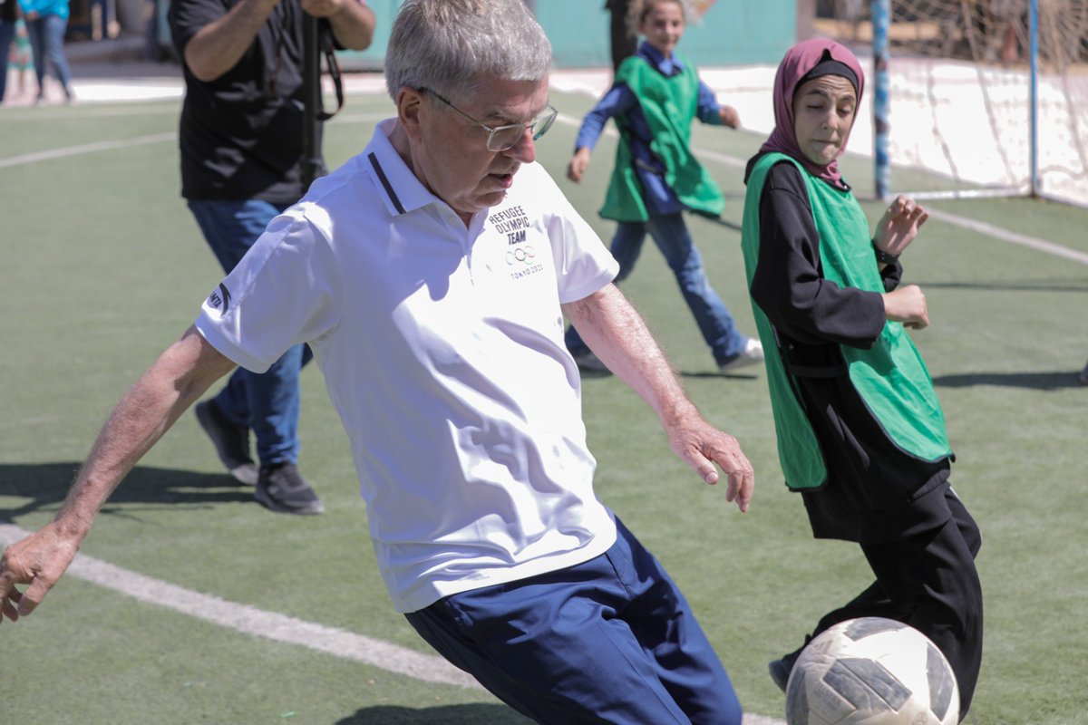 Gens_For_Peace's tweet photo. Thomas Bach participates in sports activities with young female participants at the @UNICEFJordan Makani Centre – a safe space for children to learn, socialize and play sports.
@iocmedia @JordanOlympic
#OlympicRefuge #Makani #SportForPeaceAndProtection #Riadati #PassItOn https://t.co/rYvQfRqRo8
