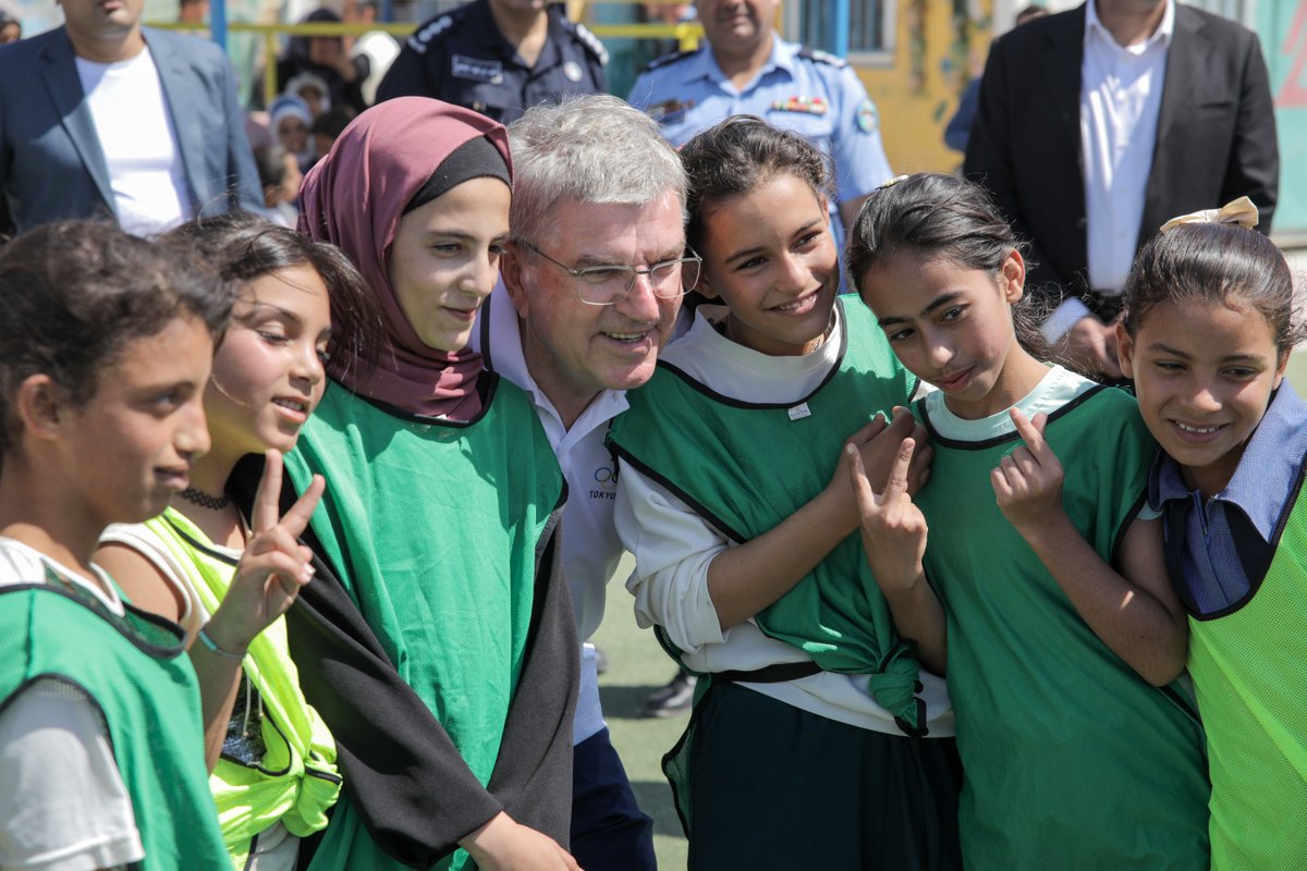 Gens_For_Peace's tweet photo. Thomas Bach participates in sports activities with young female participants at the @UNICEFJordan Makani Centre – a safe space for children to learn, socialize and play sports.
@iocmedia @JordanOlympic
#OlympicRefuge #Makani #SportForPeaceAndProtection #Riadati #PassItOn https://t.co/rYvQfRqRo8