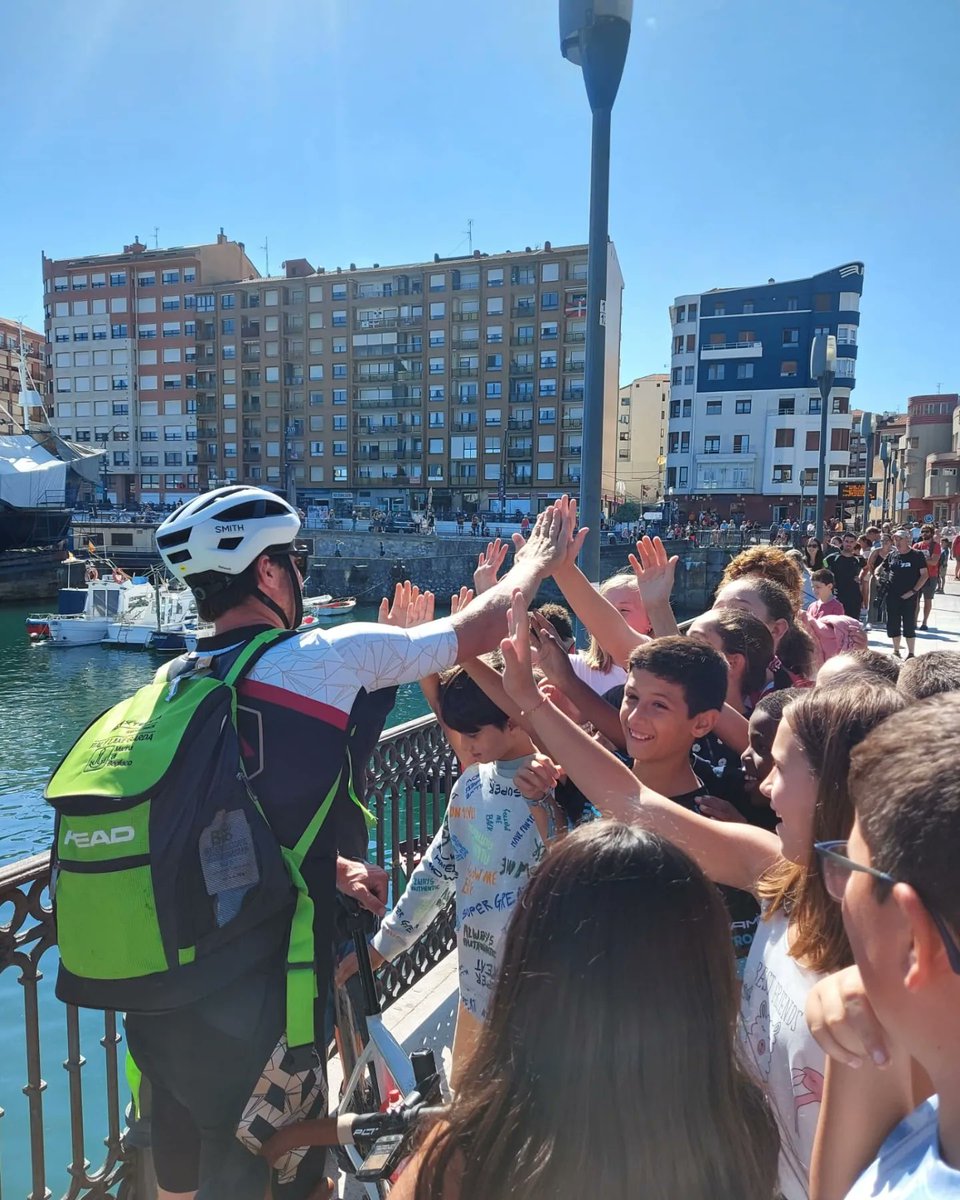 iscorazonbermeo's tweet photo. 🏊🏾♀️🏃♂️🚴🏻 Gure LHkoak #Bermeon jokatzen ari den Nazioarteko Kros Triatloia gozatzeko aukera izan dute. Kirolak bizimodu osasuntsua eta talde-lana ordezkatzen ditu #SCBermeo ikastetxeak bat egiten dugu #balore hoiekin. #Fetri #EuropakoKrosTriatloiTxapelketa #BilbaoBizkaiaTriatlon https://t.co/kBGwYOruGR