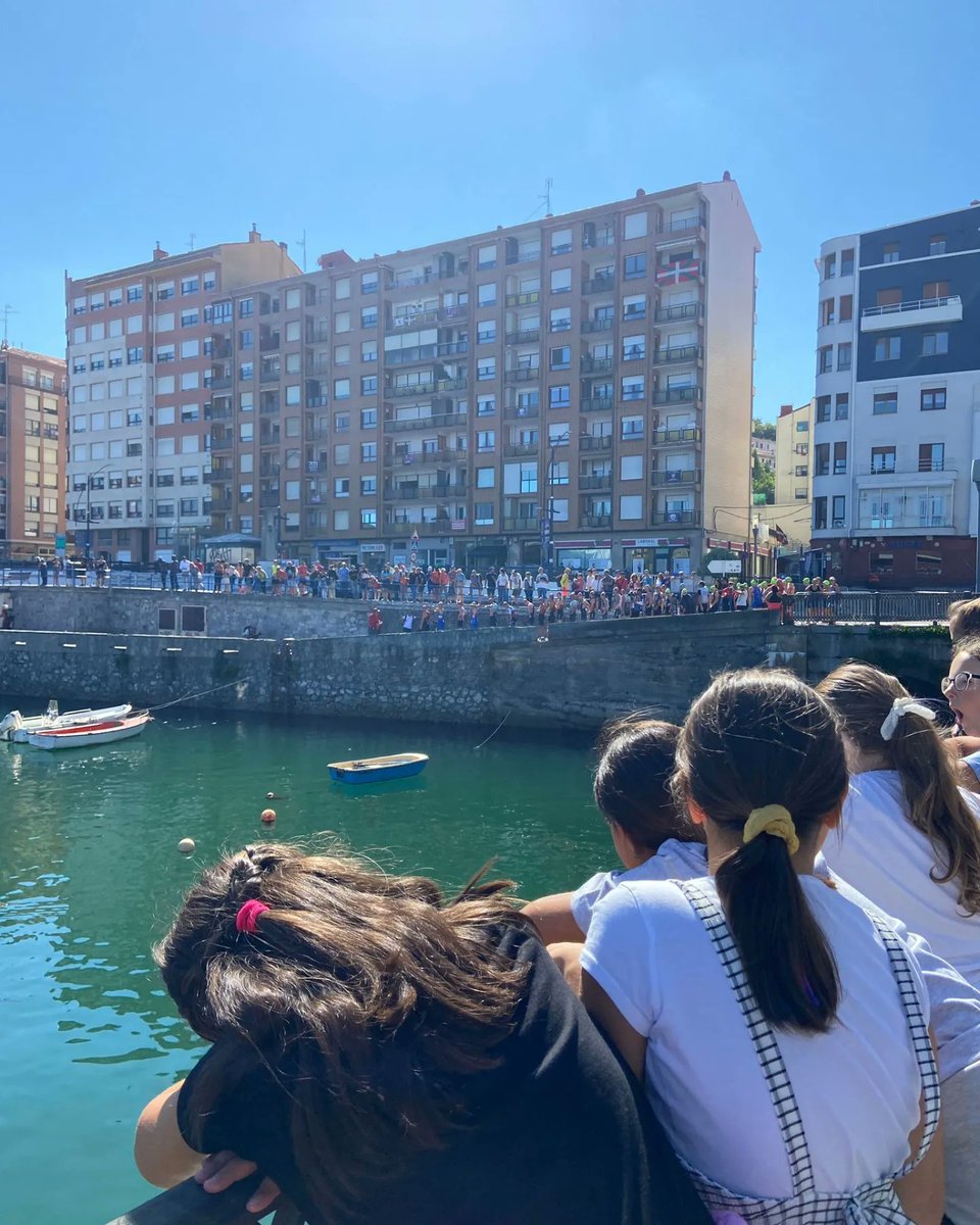 iscorazonbermeo's tweet photo. 🏊🏾♀️🏃♂️🚴🏻 Gure LHkoak #Bermeon jokatzen ari den Nazioarteko Kros Triatloia gozatzeko aukera izan dute. Kirolak bizimodu osasuntsua eta talde-lana ordezkatzen ditu #SCBermeo ikastetxeak bat egiten dugu #balore hoiekin. #Fetri #EuropakoKrosTriatloiTxapelketa #BilbaoBizkaiaTriatlon https://t.co/kBGwYOruGR