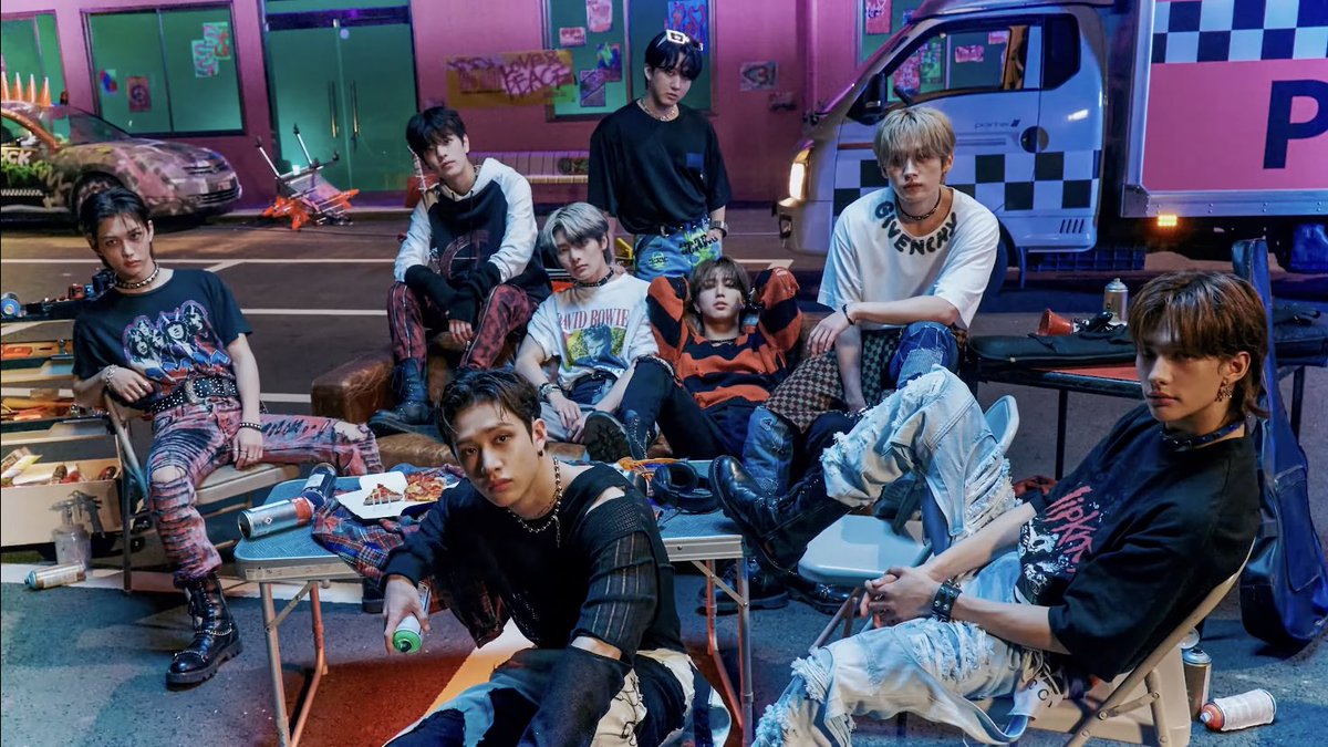 thestorykids's tweet photo. -tsk @Stray_Kids ini outfit superboard kan yaa?? berarti case 143 blm ada spoiler konsep sm sekali🥲🥲🥲🥲 https://t.co/wxJI8vPJ4O