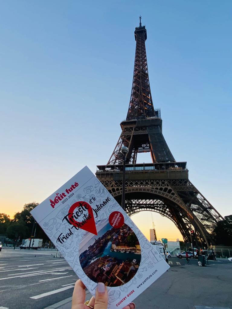 SergioBini68's tweet photo. IL #FVG CONQUISTA LA FRANCIA! 🦅🇫🇷 La prima guida in francese del Friuli Venezia Giulia a cura della prestigiosa casa editrice Petit Futè è stata presentata ieri al Salone del Turismo di #Parigi 💪Cugini d'oltralpe, benvenuti a casa🏡
#iosonoFVG | @FVGlive | @DiscoverTrieste https://t.co/vSrqvMRTpp
