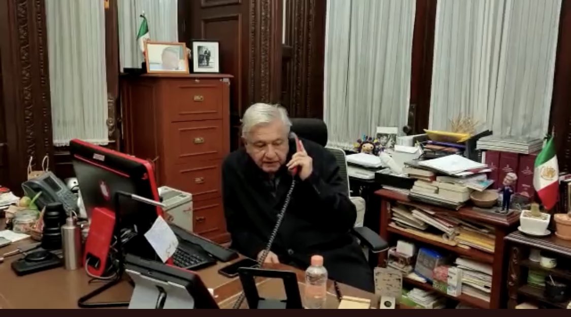 pacocolunga's tweet photo. Un poco de caos organizado está bien, pero un espacio de trabajo convertido en un completo muladar es un reflejo de tu trabajo y de tu personalidad. Pregunto: Si llegas a consultar a un profesional de cualquier materia y te recibe en este desmadre de oficina, ¿qué te inspira? https://t.co/iW3wfQvQsM