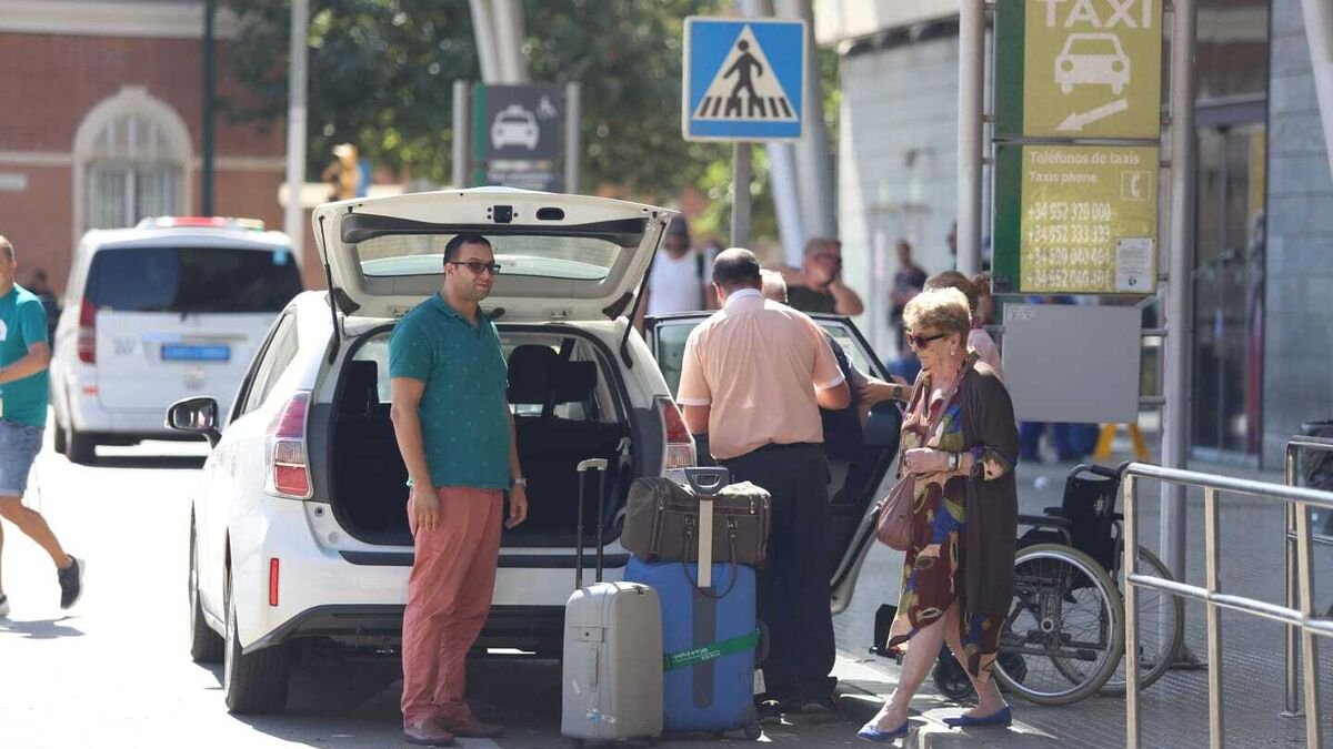 infotaxinet's tweet photo. «Es una vergüenza que la Junta defienda a empresas que no pagan sus impuestos en España», denuncian los taxistas de Málaga en huelga https://t.co/oveY6CQRVV https://t.co/nmZk2ZeQnu