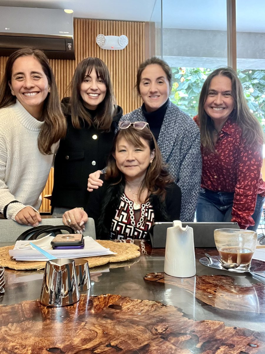 VeronicaArbulu's tweet photo. Tod@s deberíamos tener un espacio para compartir experiencias y aprendizajes. Ellas son parte de mi grupo de #ExecutiveForums👇Mujeres de diversas edades, disciplinas y sectores que se reunen mes a mes para darse apoyo y seguir construyendo una linda amistad.💁♀️Ya son 6 años 🤩 https://t.co/R9xfWUhpWb