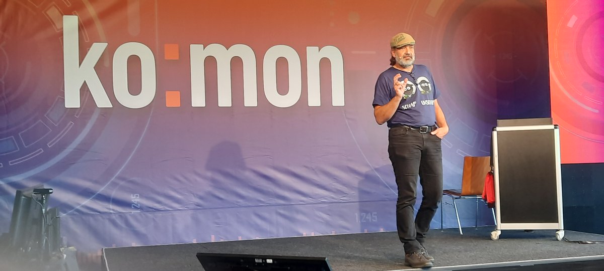 kontrollraum's tweet photo. Der erste Tag der #komon2022 mit viel neuem Input neigt sich dem Ende! Doch noch ist es nicht ganz vorbei ... denn BBQ und Tischkicker warten noch alle die Teilnehmenden! https://t.co/P0Q3yobKbG