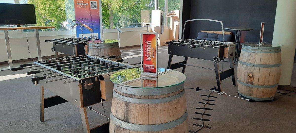 kontrollraum's tweet photo. Der erste Tag der #komon2022 mit viel neuem Input neigt sich dem Ende! Doch noch ist es nicht ganz vorbei ... denn BBQ und Tischkicker warten noch alle die Teilnehmenden! https://t.co/P0Q3yobKbG