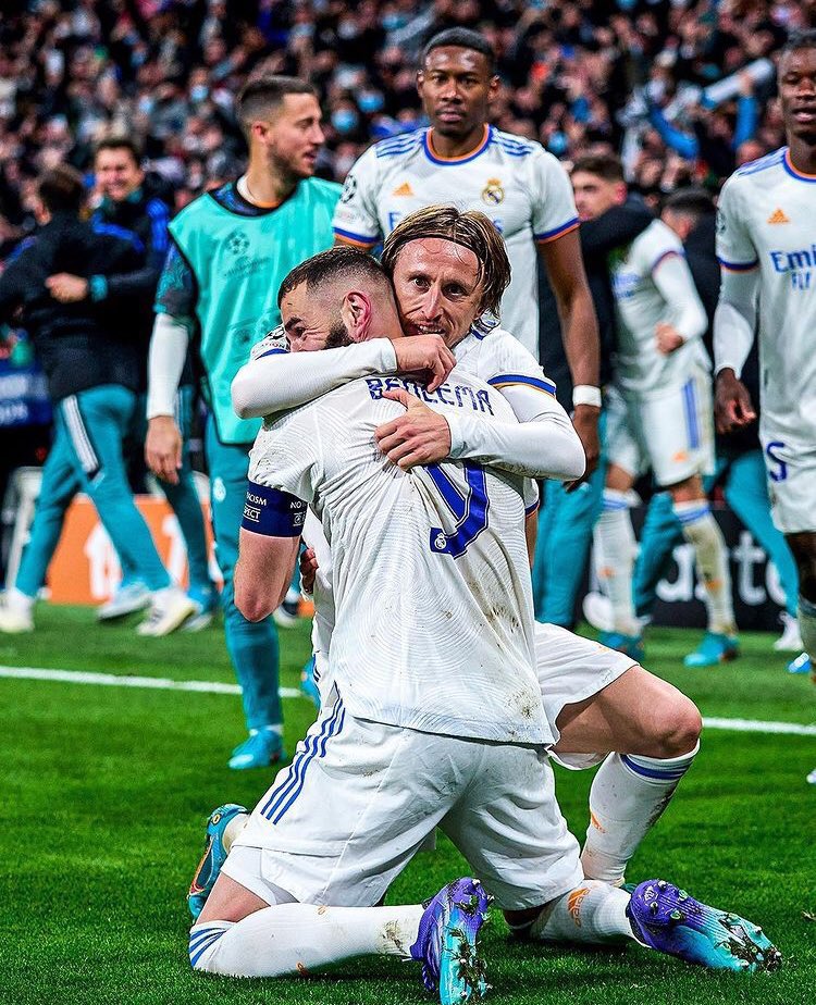 🚨 At halftime in the 2nd leg vs PSG, Benzema told his teammates: “Do not panic. Because PSG will panic. We’ve seen it before. We only conceded because we were attacking. There’s no shame in that. Be careful for the counter but if we press, they will panic.” <a href="/MiguelDelaney/">Miguel Delaney</a> #UCL