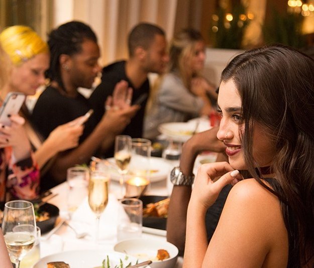 brillitoslaur's tweet image. POV: you are with Lauren Jauregui at a dinner with family and friends.