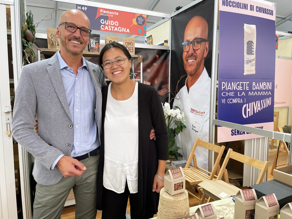 A #TerraMadre2022 di Torino, aperto stamane, anche un evento di <a href="/CamComTorino/">Camera Commercio TO</a> col Maestro del Gusto <a href="/guidocastagna/">guido castagna</a>, presidente del comitato promotore, che ha illustrato a che punto è l'iter per ottenere il #gianduiottoIpgdiTorino 
(foto con Clara e con la collaboratrice Le Phung)
