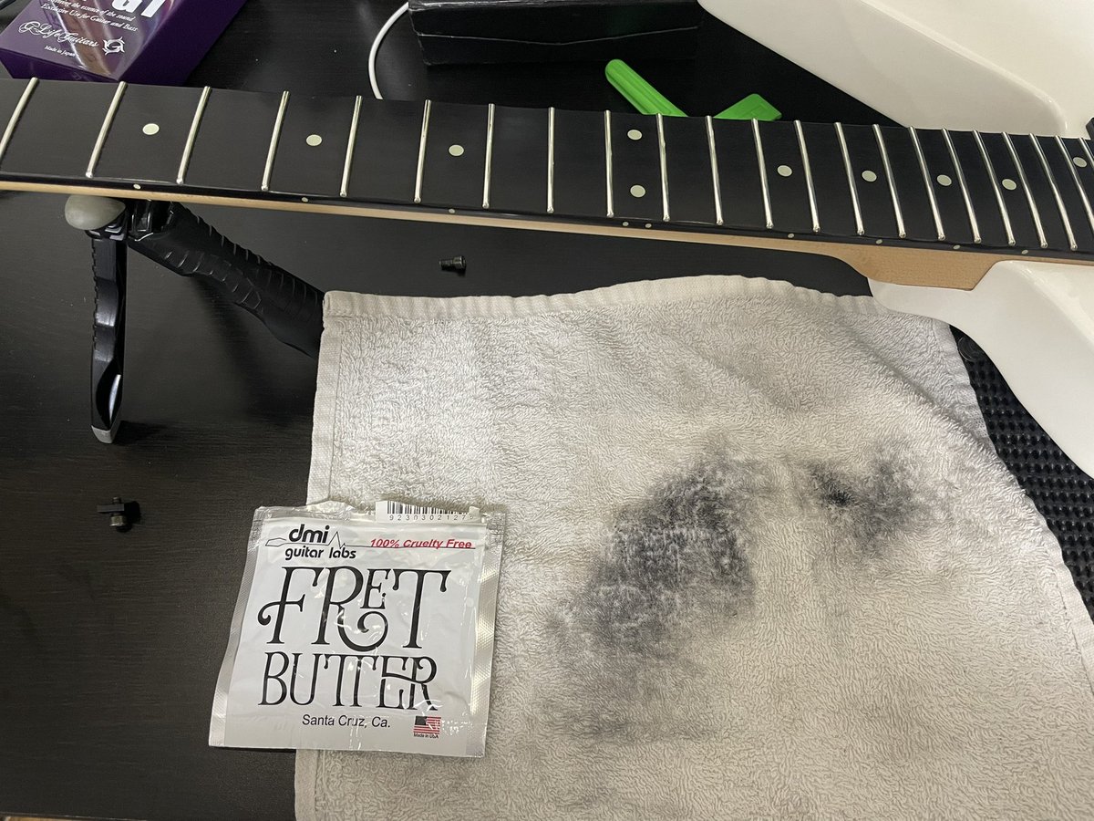 Naoki_vrain's tweet photo. 家帰ってギタリストに頭切り替え!
週末しっかり練習するために弦交換、フレット磨き、デガウスでフルメンテ!
#FretButter
#DPG1
#デガウス https://t.co/FkWqJgoTqV