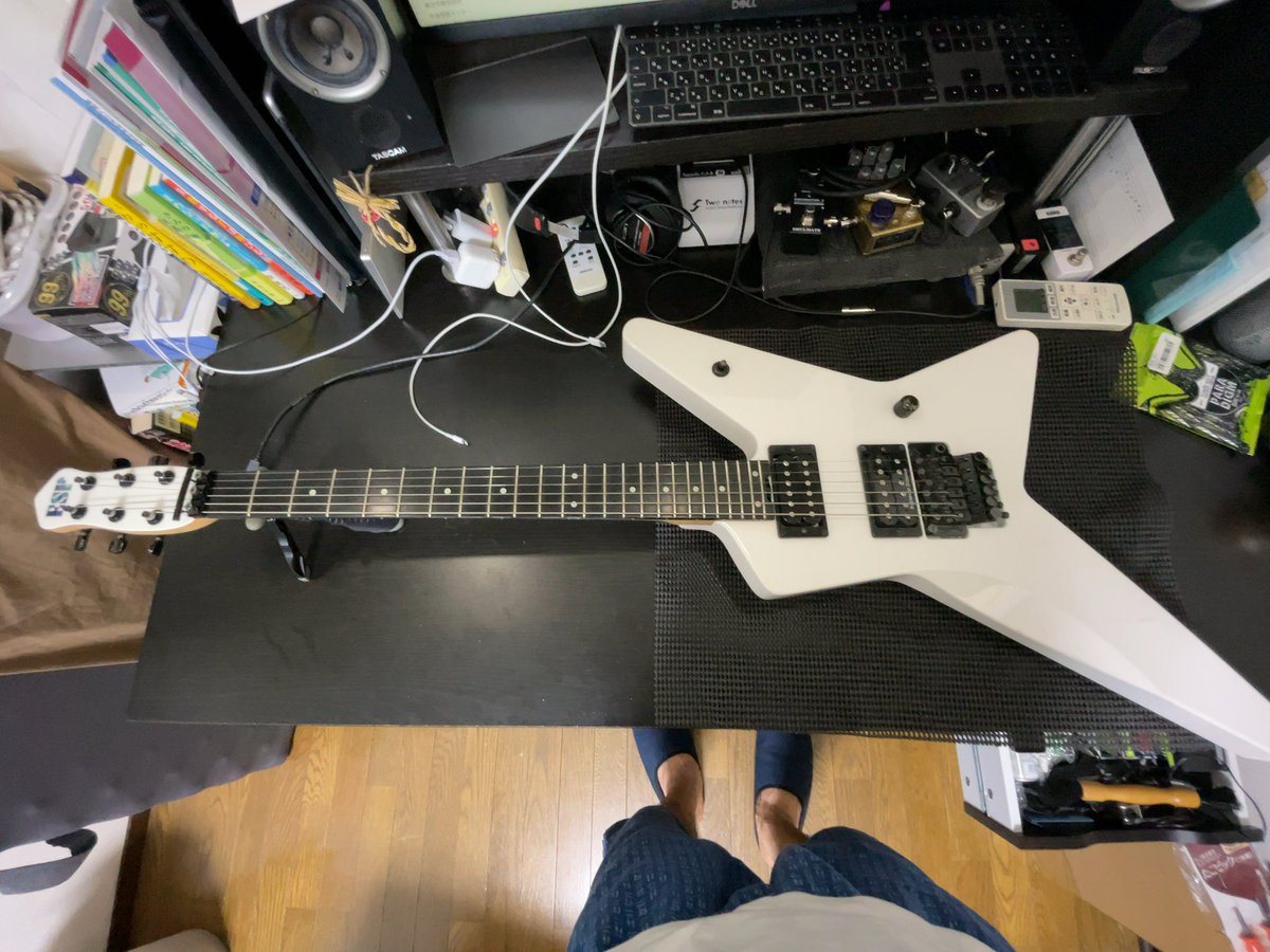 Naoki_vrain's tweet photo. 家帰ってギタリストに頭切り替え!
週末しっかり練習するために弦交換、フレット磨き、デガウスでフルメンテ!
#FretButter
#DPG1
#デガウス https://t.co/FkWqJgoTqV