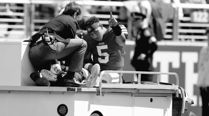 tha_hook_39's tweet photo. Lamentables #chineleadas de la semana 2 de la #NFL. 
Trey Lance (QB, @49ers), se pierde la actual temporada por una fractura en el tobillo; así mismo, Drew Sample (TE, @Bengals) quedará fuera por una lesión en la rodilla.  @CAntideportiva1 https://t.co/aIeGy4RIgB