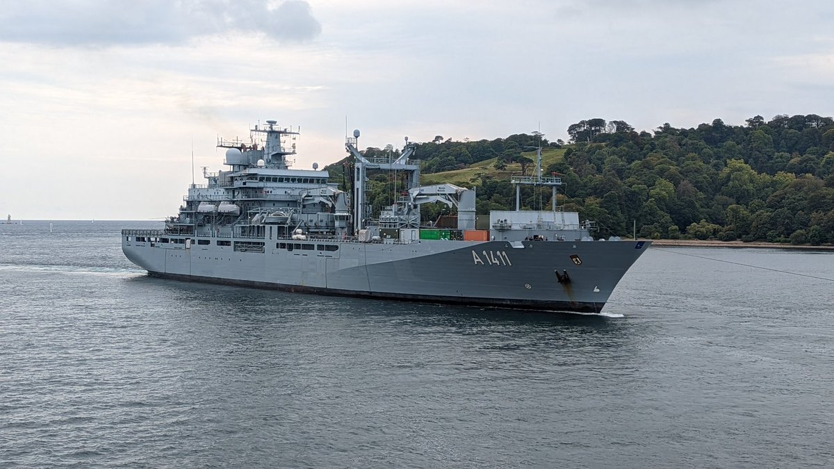 AllanWarships's tweet photo. .@deutschemarine Auxiliary FGS Berlin #FGSBerlin #A1411 inbound @HMNBDevonport passing #DevilsPoint a few moments ago. Prays answered for #SeaKing on deck #LongLiveTheKing https://t.co/17mma01ntl