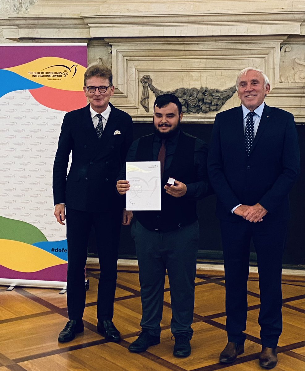 NickArcherRF's tweet photo. Bylo mi ctí předat @dofeczech zlaté ceny na včerejším ceremoniálu s @ruzickavsenatu.  Všem gratuluji!  @DofE #worldready https://t.co/TB6p6gkKk8