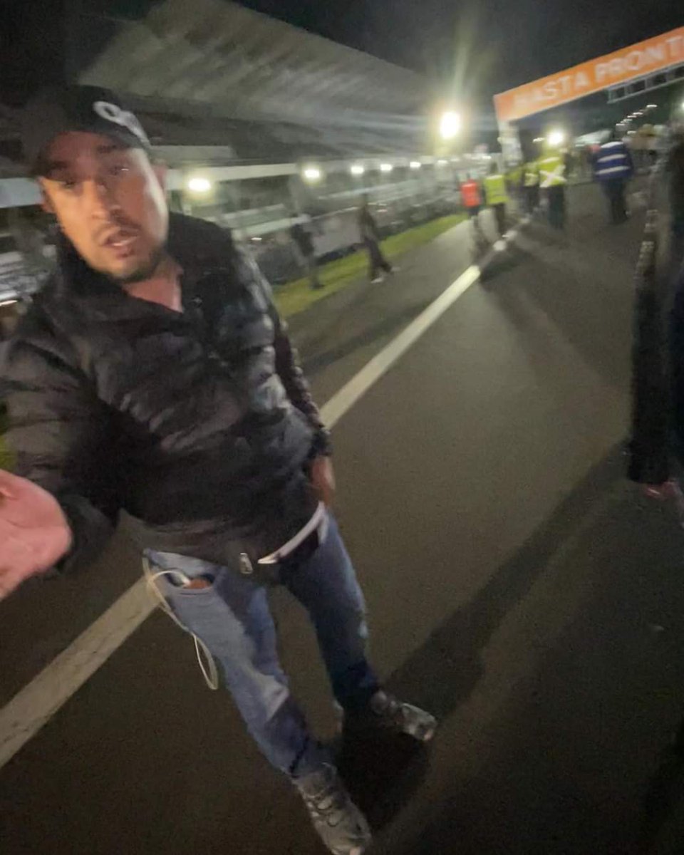 ocho8seis6ocho8's tweet photo. Este señor golpeó a un jovencito de 14 años que intentaba entrar al concierto de Dua Lipa anoche. 😡
Abajo te pongo lo que su madre publicó 
Ayuda para que se haga viral porfa!
@ocesa @SSC_CDMX https://t.co/JdAdOsMeE8
