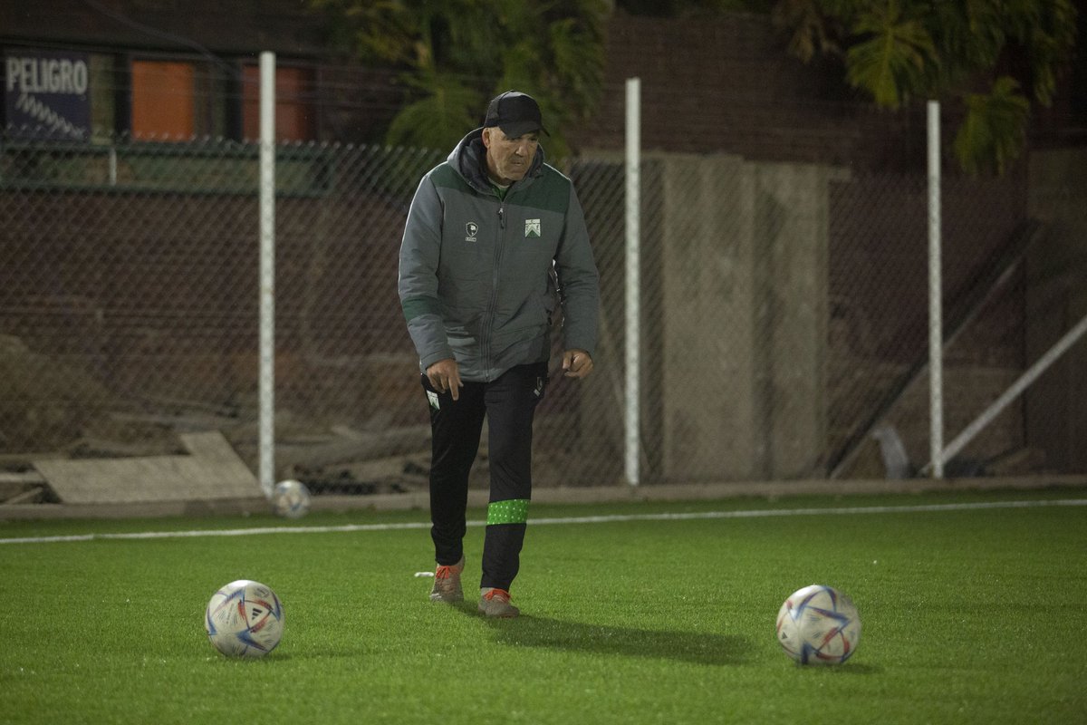 FerroOficial's tweet photo. ¡Sumate a los entrenamientos de fútbol 11 en la nueva cancha auxiliar! 💥💪🏼

Para jugadores de campo y arqueros, a cargo de Gonzalo Guiñazú y @FCancelarich 🧤

#VivíFerro 💚 https://t.co/Y0TkBg9o5O