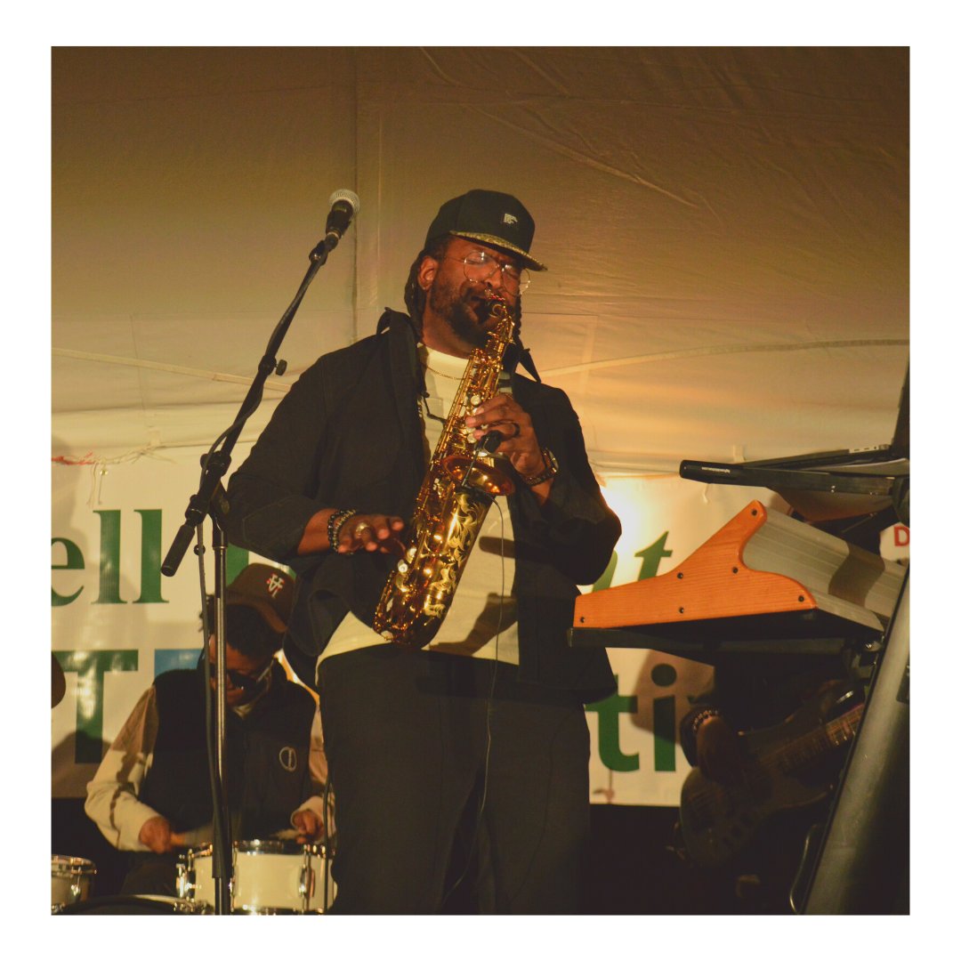 DickinsonMuseum's tweet photo. Tell It Slant Poetry Festival last night was incredible! @tv_hall and the Earthtones had us grooving and screaming "TRUST THE PROCESS" into the Amherst night sky (and across the Internet) ✨

More amazing moments like this to come!
FREE Registration: 
https://t.co/KXK8rzBIFz https://t.co/b8o1ci2wqk