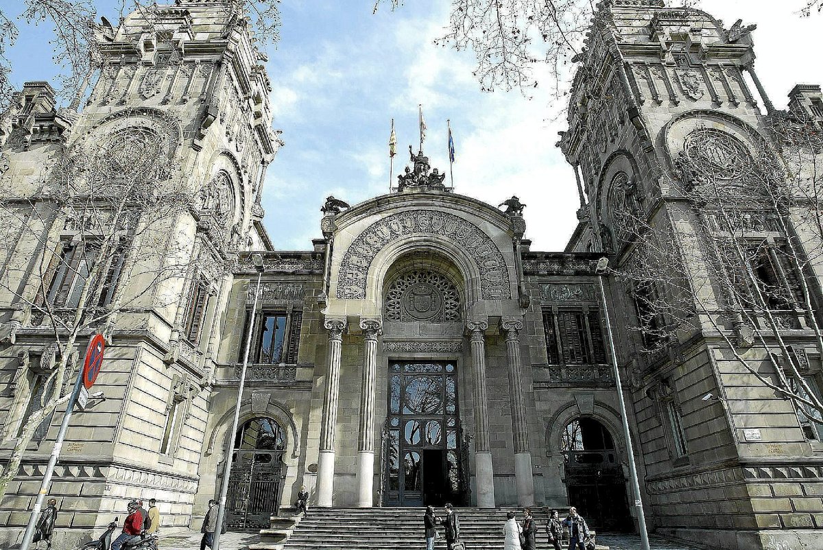 infotaxinet's tweet photo. Piden 16 meses de prisión para un taxista acusado de lesionar a tres mujeres al grito de «bolleras de mierda» https://t.co/k85JKsuj3P https://t.co/82UnRCa1WH