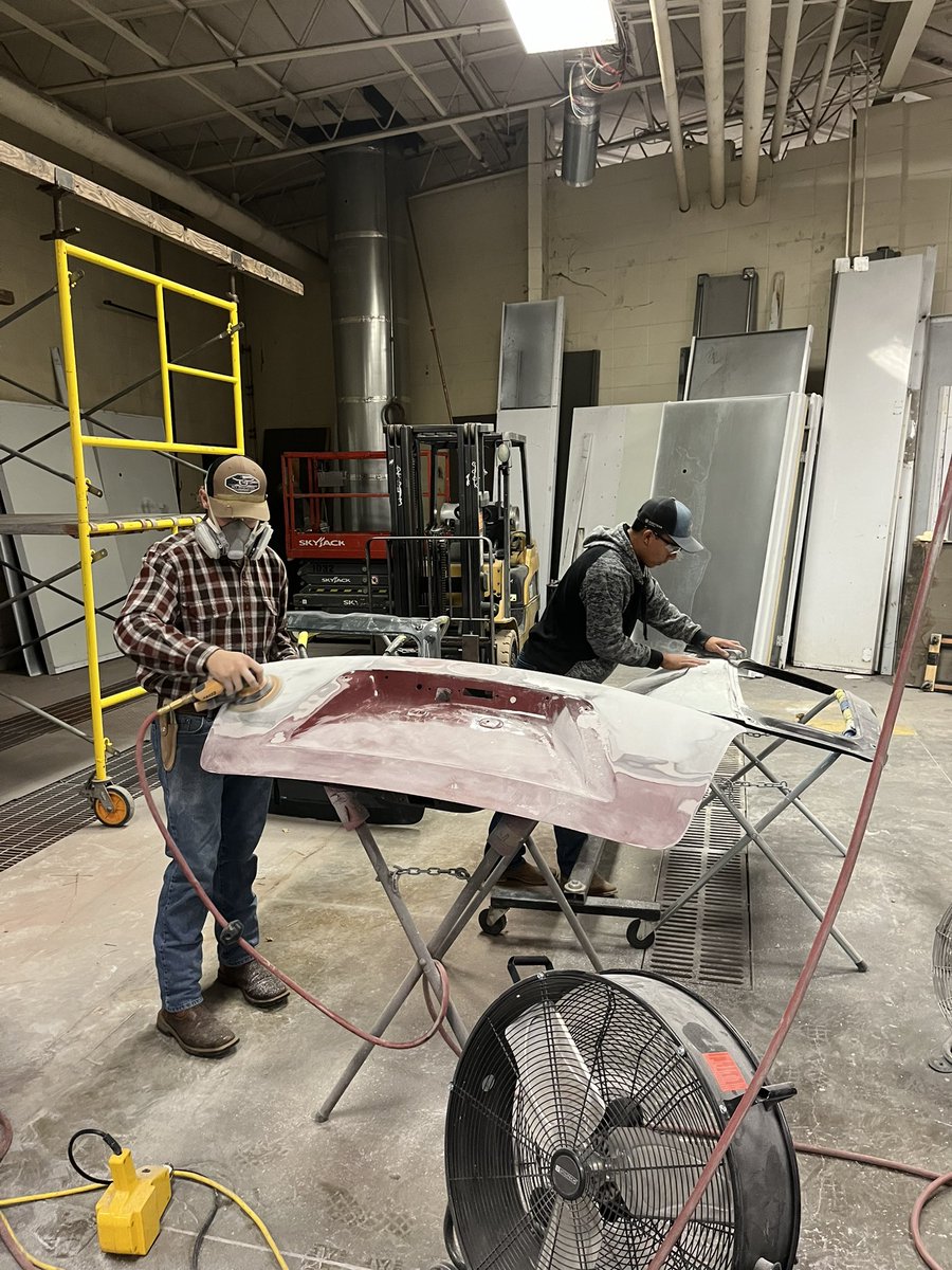 I know where to go if my car needs a little TLC! <a href="/HillyardTech/">Hillyard Tech Center</a> Collision Repair students were working hard this morning!@StJosephSchools #makeadifference