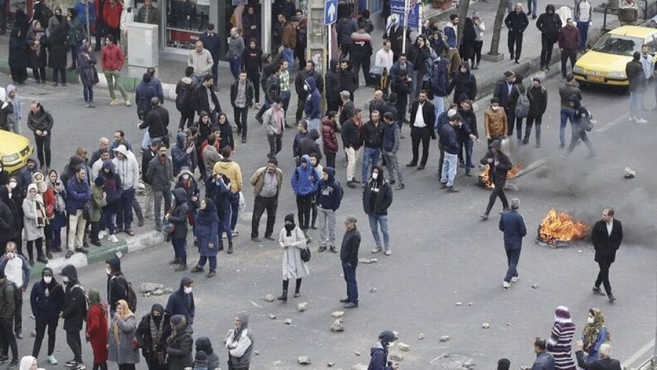 وأخيرا سقطت طهران ؟! كما في الصورة 90 مليون متظاهر احتلوا جميع دوائر الدولة ! وافراد الحرس الثوري يفرون الى أمريكا ، وبعد قليل سوف نسمع البيان رقم 1 !! طيح الله حظ العقول التي تتحدث بهذا المنطق ، دفاعا عن إيرانية تحرق كتاب الله عز وجل ، وتشم رسول الله وآل البيت، طاح حظكم.