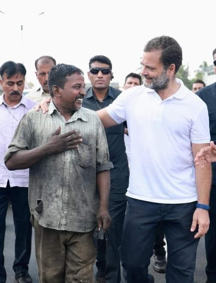 Ajayrajsinh_GDL's tweet photo. ભલે ને પીએમ બનવાના ગુણ ન હોય.. 
પણ માણસાઈ તો રાહુલ ગાંધીમાં છે. 

બાજુમાં પોતાનું કોઈ પડી જતું હોય તો સામે પણ ન જોવે, સાવ એવું તો નથી😜
#BharatJodoYatra https://t.co/CpbcInRVwl