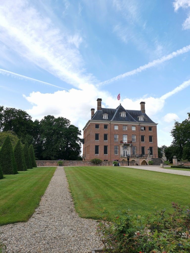 Hoe kunnen historische buitenplaatsen met hun culturele, recreatieve en natuurwaarden bijdragen aan de veranderende maatschappelijke ontwikkelingen? 
Kom donderdag 29 september naar het slotsymposium De Vitale Buitenplaats op Kasteel Amerongen. skbl.nl/slotsymposium-…