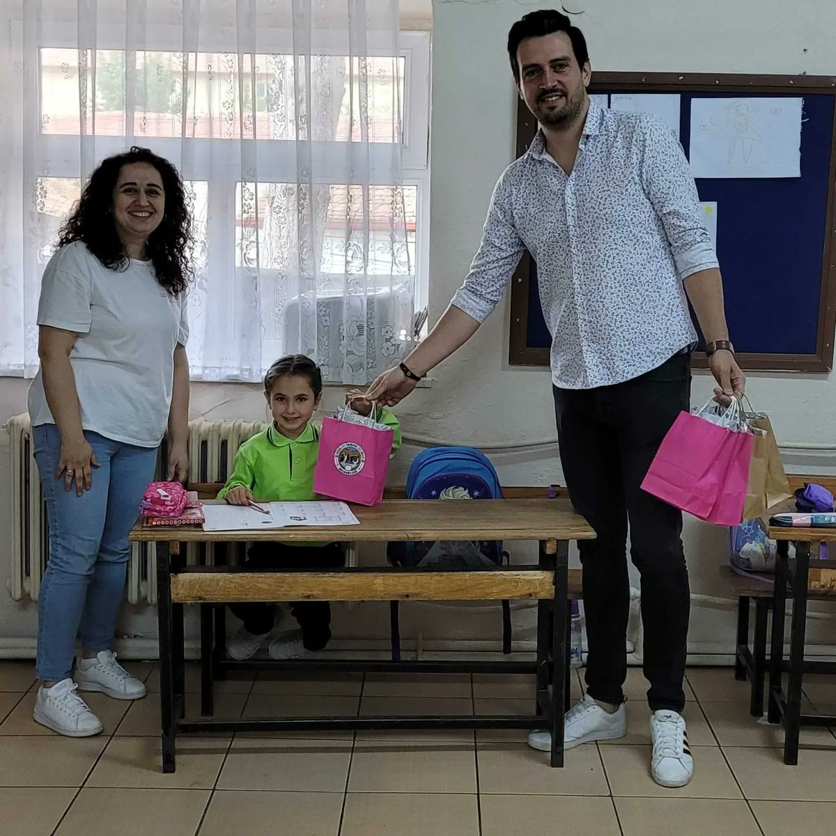 OklubaliSabriK's tweet photo. İnönü Belediye Başkanı Sn. Kadir BOZKURT'un ilkokul öğrencilerimiz için gönderdiği hediyeleri dağıttık. Kendisine bu güzel hediyeler için teşekkür ediyoruz👏👏💗

@ustaoglutolga
 
@inonubel
    
@EskisehirMem
 
@inonumem
 
@kadir432626
 
@pervin_tore https://t.co/8snsiioKh0