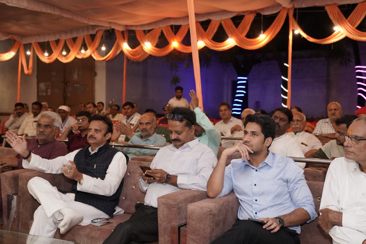 PR_TDE's tweet photo. "रीवा का गौरव, हम सबका गौरव"
रीवा नगर का गौरव दिवस  25 सितंबर को मनाया जाएगा और उसके पूर्व हर दिन सांस्कृतिक कार्यक्रमों से गूंजेगा रीवा नगर।
इसी श्रृंखला में आज शाम लक्ष्मणबाग परिसर में भजन संध्या का आयोजन किया गया।
#NagarGaurav
#Rewa
#MyRewa
 (cntd 1/2) https://t.co/3zUZNVI35J