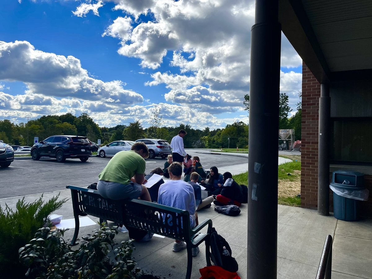 5th Bell Sycamore seniors getting outside and using structure maps to analyze Anthony Bourdain’s “Don’t Eat Before Reading This.” <a href="/SycamoreHSEng/">SHS English Department</a> @TheAshleyWarren