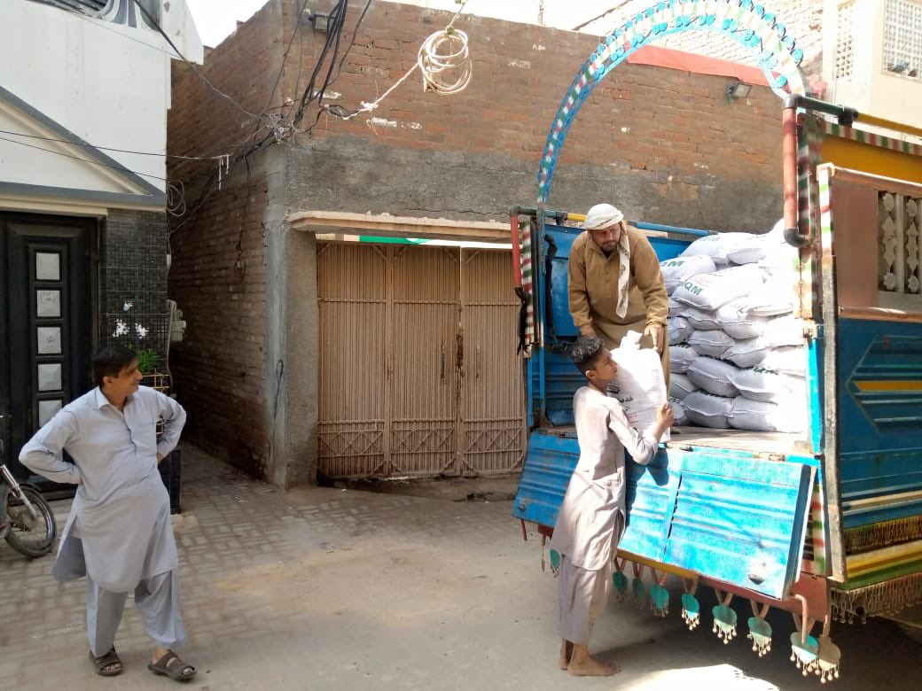 allaboutmqm's tweet photo. ایم کیو ایم پاکستان کی جانب سے دھورونارو عمرکوٹ میں سیلاب متاثرین کے لئے غذائی اجناس اور راشن بیگ ٹرکوں میں روانہ کئے جارہے ہیں۔ #MQMCares #FloodReliefDrive @MQMPKOfficial https://t.co/P3FG9ulIbY