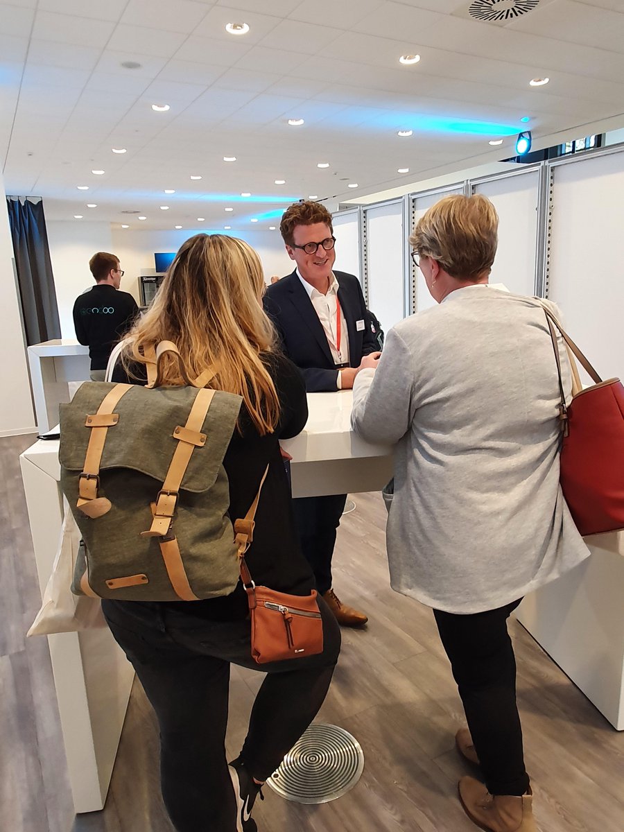 aixconcept's tweet photo. Neues #Feature charmant auf der #Bildungdigital erklärt:
Trainer Frank erläutert die neuen #MNSproCloud Funktionen Digitales #Klassenbuch und #Stundenplan-Einbindung. https://t.co/YiAJEY7FiX