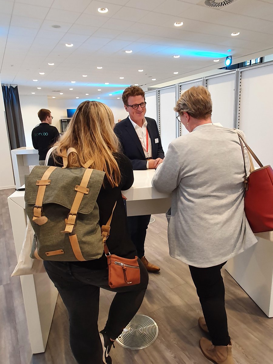 aixconcept's tweet photo. Neues #Feature charmant auf der #Bildungdigital erklärt:
Trainer Frank erläutert die neuen #MNSproCloud Funktionen Digitales #Klassenbuch und #Stundenplan-Einbindung. https://t.co/YiAJEY7FiX