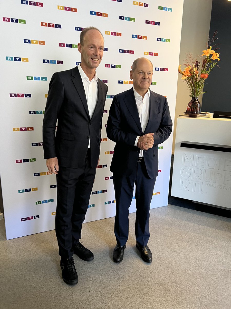 ThomasRabe's tweet photo. German Chancellor Olaf Scholz visits RTL's studio in Berlin -- I very much look forward to our interactions! https://t.co/4GCRS8GoiH