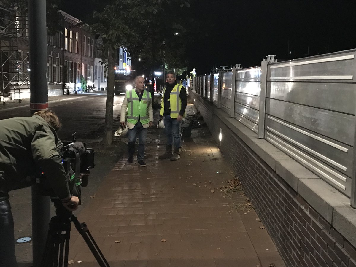 Voor de nieuwe televisieserie van <a href="/OmroepMAX/">Omroep MAX</a> 'Langs de IJssel' bracht <a href="/HuubWStapel/">Huub Stapel</a> gisteren een bezoek aan de oefening van onze Hoogwaterbrigade Kampen. Collega Marco leidde de tv-ploeg rond. Als je je nu afvraagt wat de #hoogwaterbrigade is? Lees dan bit.ly/3SqR6do