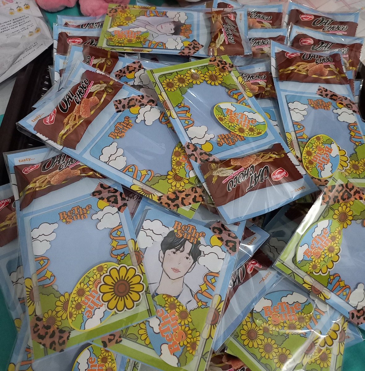 njuneiy's tweet photo. Eh serius gw gak nyangka turns out sebanyak ini freebies be the sun yg gw buat 😭 dan masih ada yg belom datenggg stikernya. Plis ini mah abisin ya 😭😭🙏🏻 https://t.co/xX6OB0yJ0e