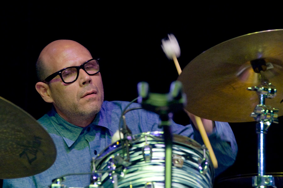 DrumRundown's tweet photo. R.I.P. Anton Fier—The powerhouse drummer, composer, and producer who was a major figure in the NYC-based gestation of the post-punk and no wave music scenes died yesterday, September 21 at age 66. (photo by Michael Hoefner) https://t.co/kRhEo4clWl