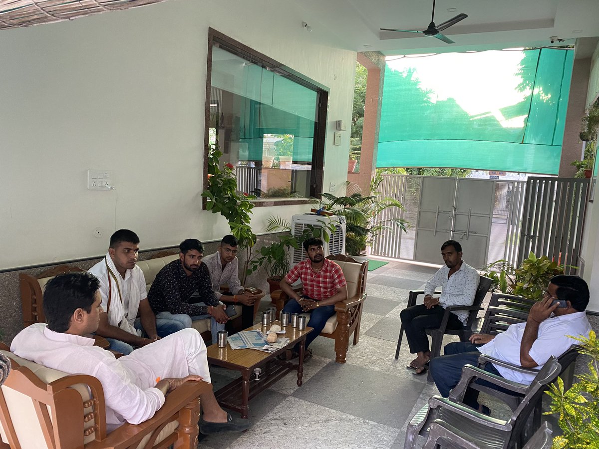 DrVikasAjmer's tweet photo. किशनगढ़ के इंद्रा नगर स्थित आवास पर पधारे नौजवान साथियों से मुलाक़ात की। विभिन्न विषयों पर चर्चा की एवं सभी को उज्ज्वल भविष्य की बधाई दी। https://t.co/PXXcBNCuAt